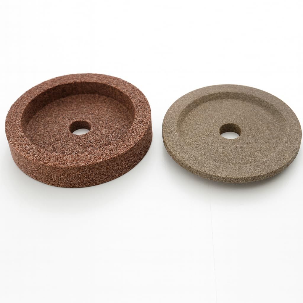 Coppia smerigli per affettatrice Ø51 mm – tazza grana grossa h12 mm foro 8 mm + gradino grana fine h7 mm foro 8 mm